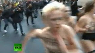 Католики побили FEMEN в Париже / Femen activists beaten up in Paris(Попытка активисток украинской организации FEMEN сорвать марш против однополых браков в Париже обернулась..., 2012-11-18T17:18:43.000Z)