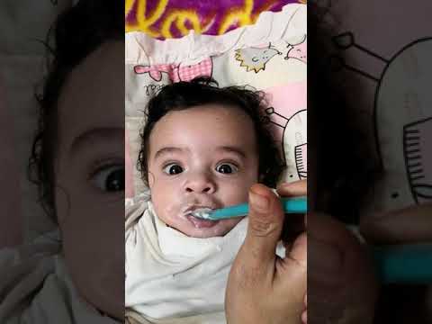 طفل بعمر أربع أشهر يأكل سريلاك ساعة أربعة ألفجر