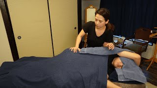 A relaxing massage with strong pressure and lymphatic oil in a salon in an old Kyoto house