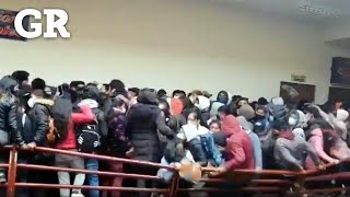Caen del cuarto piso estudiantes en Bolivia