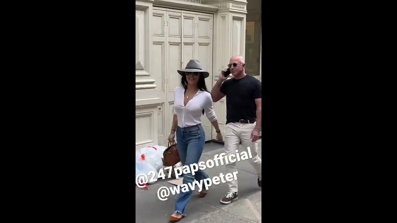 Jeff Bezos Shopping For Three Hours In Soho Today With Girlfriend Lauren Sanchez Jeffbezos Amazon