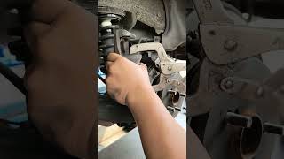 為何煞車分泵防塵套會被夾破？