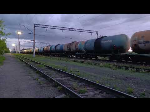 Грузовой поезд под