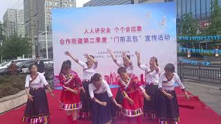 Chinese Aunties Dance In Public