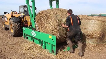 12 Cut and unwrap round bale in the Maxi machine