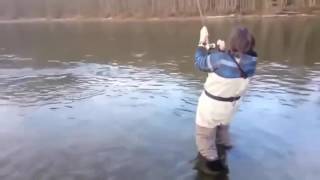 приколы с девушками на рыбалке приколы с девушками на рыбалке