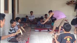 children at Pande Tunggak, bebandem, karangasem bali practice selonding