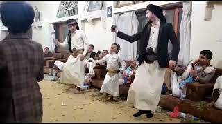 اصغر👍👍 طفل يتحدى😱😨😨 بيت عطران في رقصه المزمار