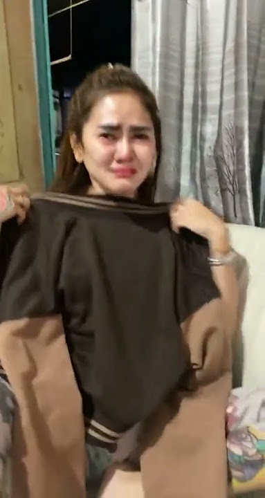 Intip CD Cewek Cantik Celana Bolong