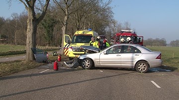 Vlagtwedde - Auto botst tegen boom langs de Weenderstraat