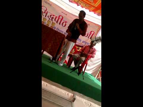 En din bik jaayegaa maati ke mole jug me rah jaaengey pyare tere bole.