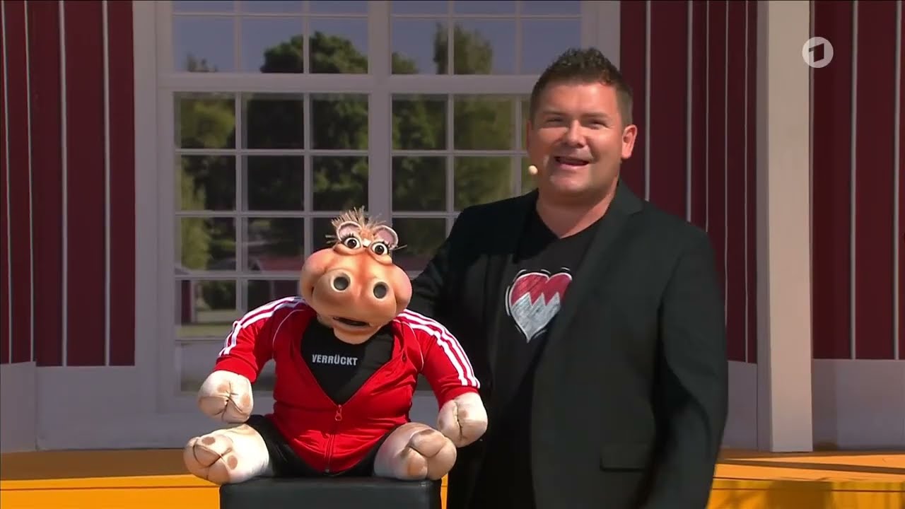 Amanda bei "Immer wieder sonntags" 2022 / Weihnachten im Sommer und WM im Advent  (Bauchredner)