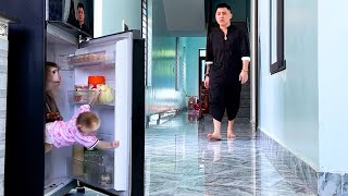 Monkey Kaka and Monkey Mit sneak into the refrigerator to eat