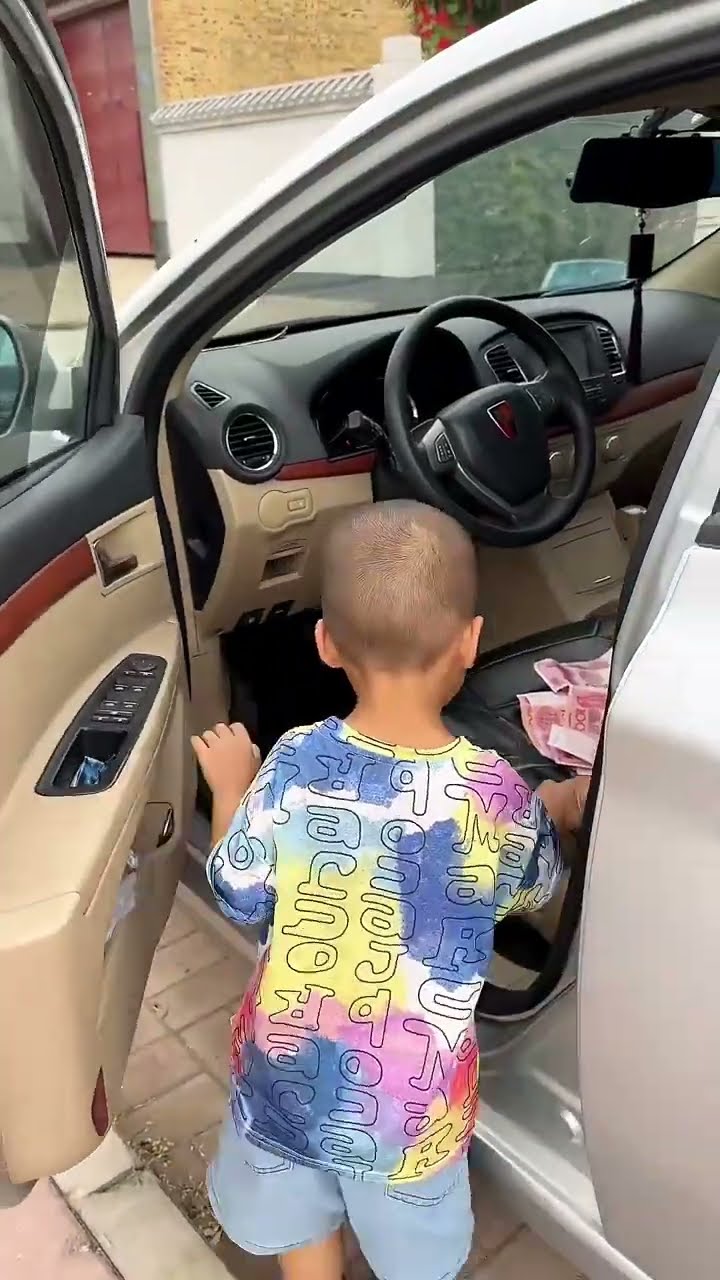 儿子看到别人车门没关，万万没想到会这样做，满满的正能量！#funny#Cute#呆萌小米宝