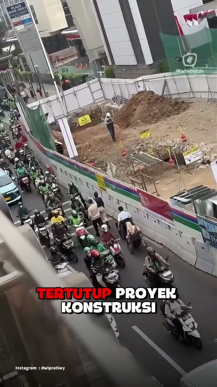 PENGGUNA KURSI RODA TERPAKSA LEWAT JALAN RAYA