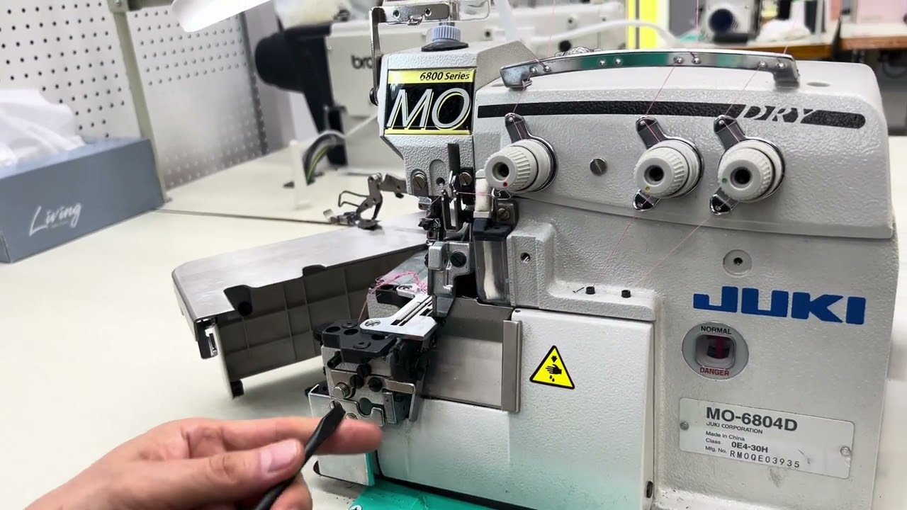 오버로크(overlock) 재봉기 JUKI MO-6804 칼 넓이 조정하는 방법