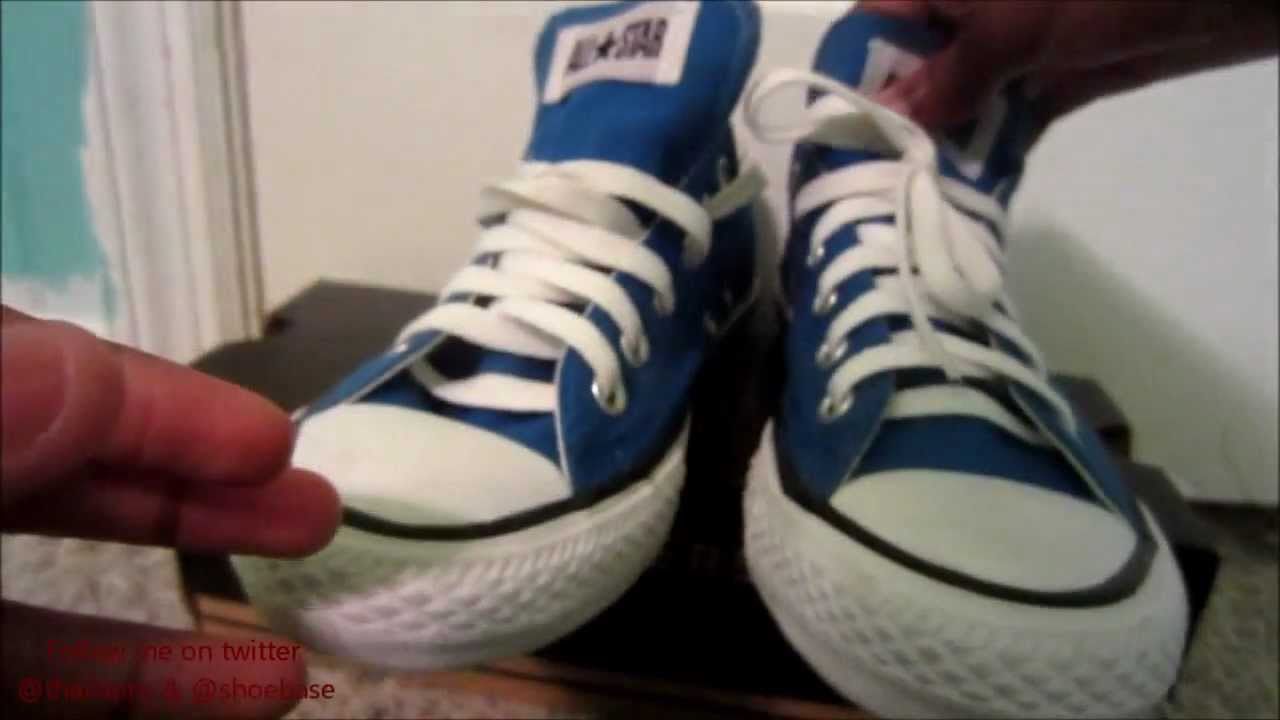 blue converse on feet