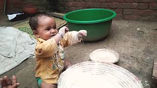 6 महीने का बच्चा खेल खेल में देखो कैसे आटा बिखरा दिया ।। funny time in home //baby cute//loffing boy