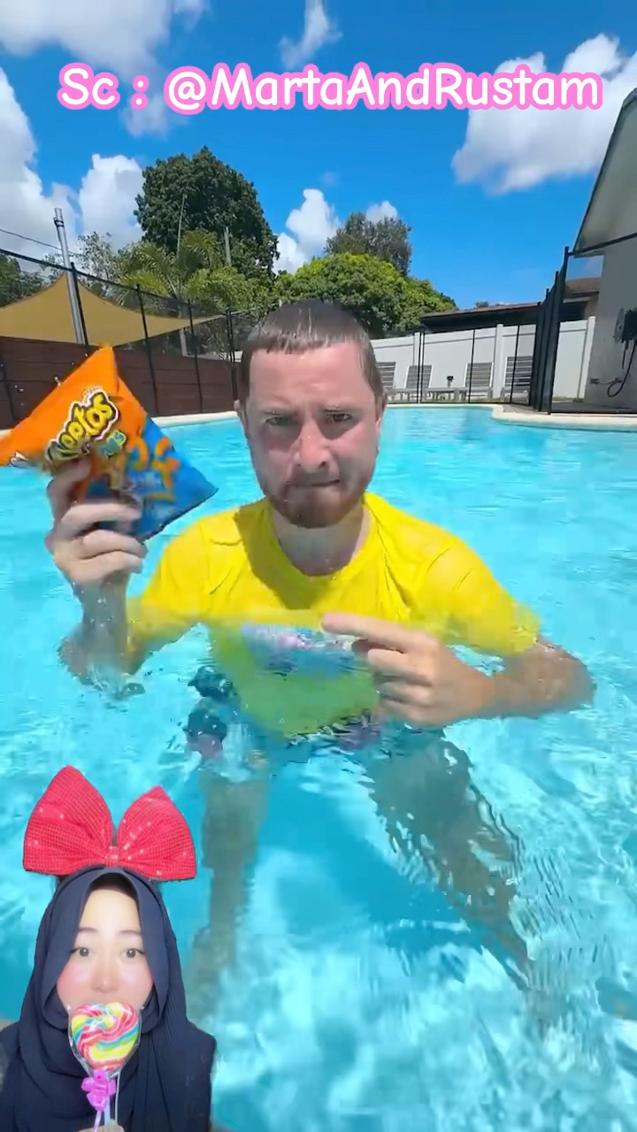 KAKAK MENGAMBIL LOLIPOP ADIK YANG JATUH KE KOLAM ⁉️tapi gak dimakan? @MartaAndRustam #shorts