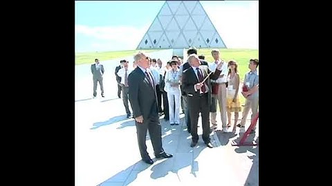 Вот так надо снимать пиджак. Н.Назарбаев