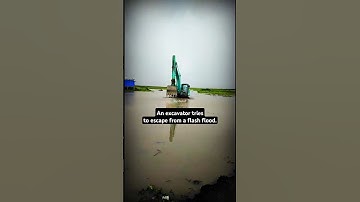 🔴An excavator tries to escape from a flash flood‼️