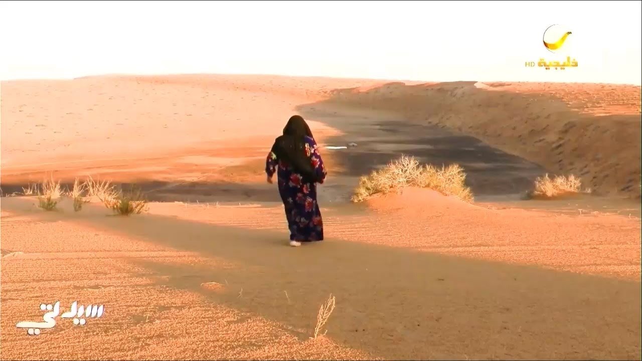 قصة سيدة تعيش على أبسط الإمكانيات داخل الصحراء لتربية أغنامها في تيماء