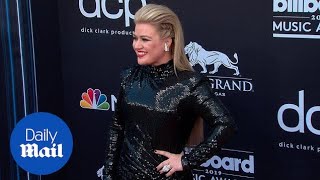 2019 s Billboard Music Award host Kelly Clarkson serves glam