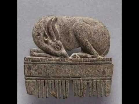 مشط مزين بغزال نائم يعود إلى الدولة الحديثة الأسرة الثامنة عشر