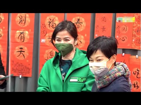 港星钟楚红近照曝光！一头浓密黑发显眼，为亡夫守寡14年生活滋润