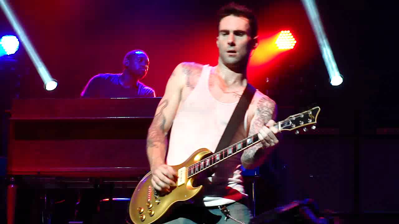 Adam Levine beingy on the Guitar (Live 8/31/11) - YouTube