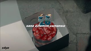 beni görmedin hiç yalnız, beynim bi mezarlık.. senden uzak, bana yakın.  | mavi & kum Resimi