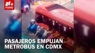 Pasajeros empujan Metrobús varado en CDMX tras manifestación