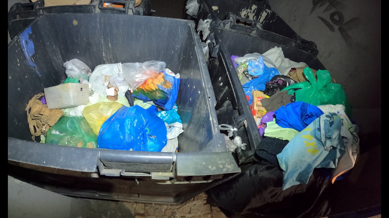 Ludzie wyrzucają na śmietniki forsę i ciekawe rzeczy w największy mróz!Nie szanują ważnych rzeczy!