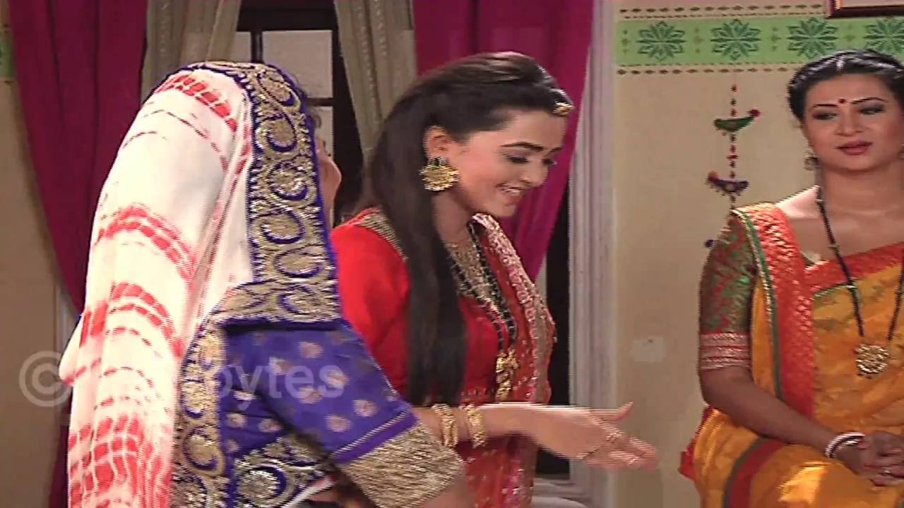 Behind the scenes snippets of Swaragini..