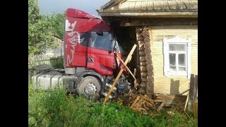 ДТП в Великом Устюге: тягач врезался в жилой дом ДТП в Великом Устюге: тягач врезался в жилой дом