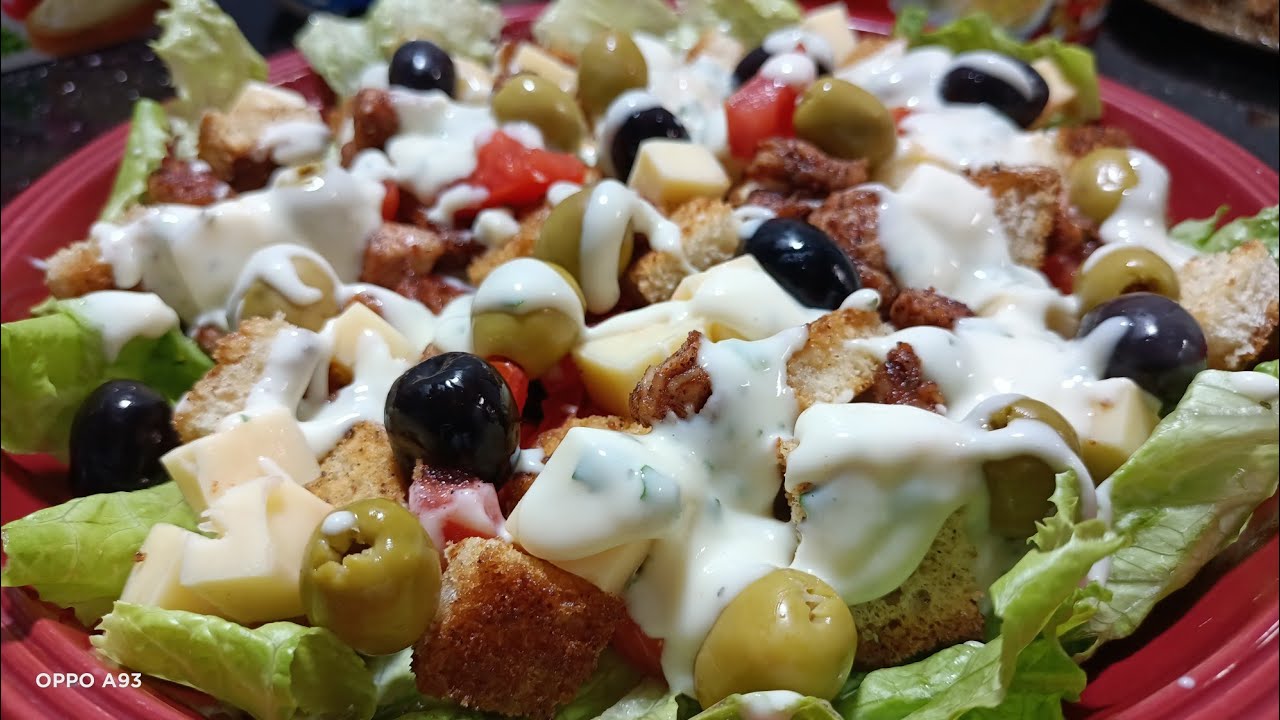 سلطة المطاعم اللذيذة كوجبة غداء سلطة السيزر أو(القيصر) سريعة وسهلة التحضير