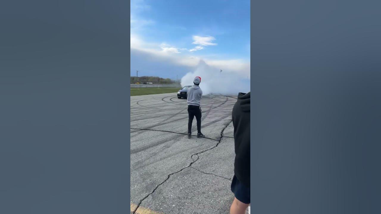 300 hellcat sliding (LOST CONTROL) - YouTube
