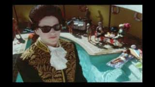 Vampire Weekend - 'Holiday'