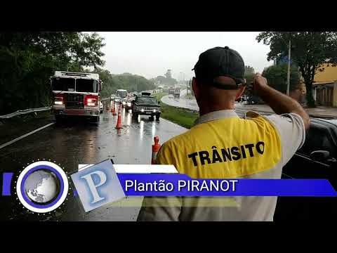 Caminhão tomba em rodovia de Piracicaba e causa grande congestionamento.
