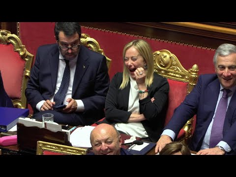 Renzi fa ironia sul Pd: risate e applausi nel governo e Meloni scoppia a ridere più volte