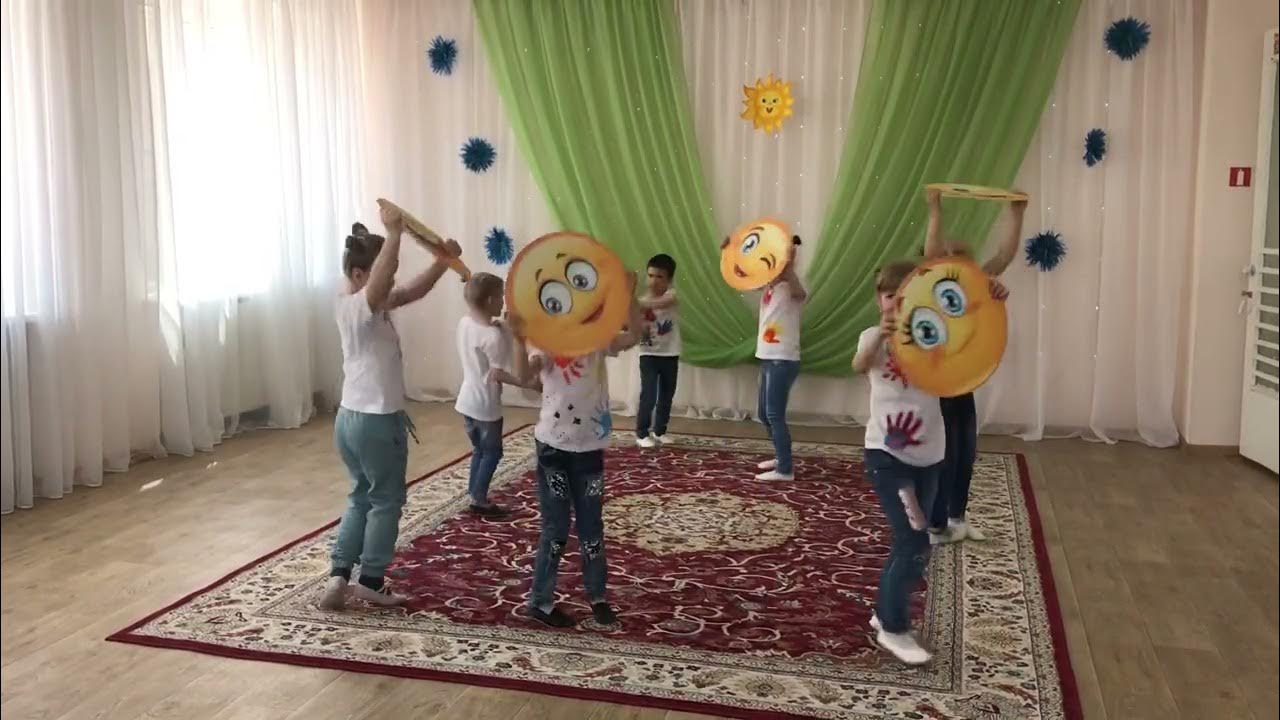 Танец смайлики в детском