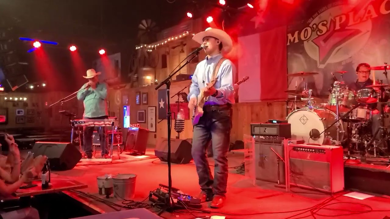 David Lewis tearin' up some Merle Haggard at Mo's Place in Katy, TX 8-12-2022