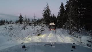 2021 Vinterträff - Toms Jeep rullar vidare in i skogen
