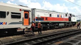 Proses Lepas Gerbong Lokomotif Kereta Api di Stasiun Kertosono