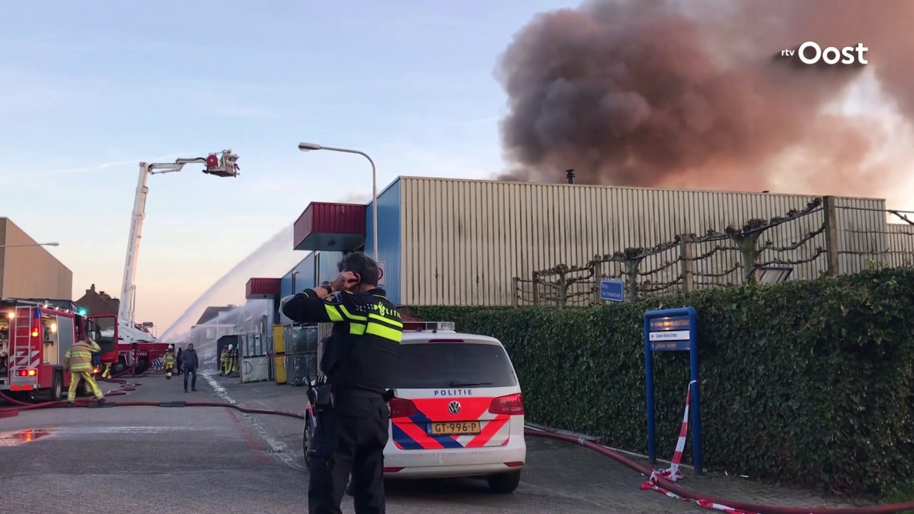 UPDATE Woningen ontruimd vanwege grote brand in Genemuiden