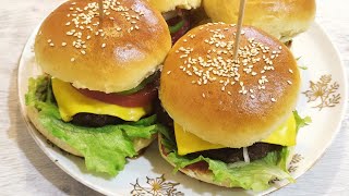 Evdə hamburger hazırlanması.Burger çörəyi və burger kotleti.