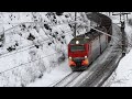 Поезда в горах на Транссибе в снегопад. Перегон Шаля - Сарга Свердловской железной дороги.