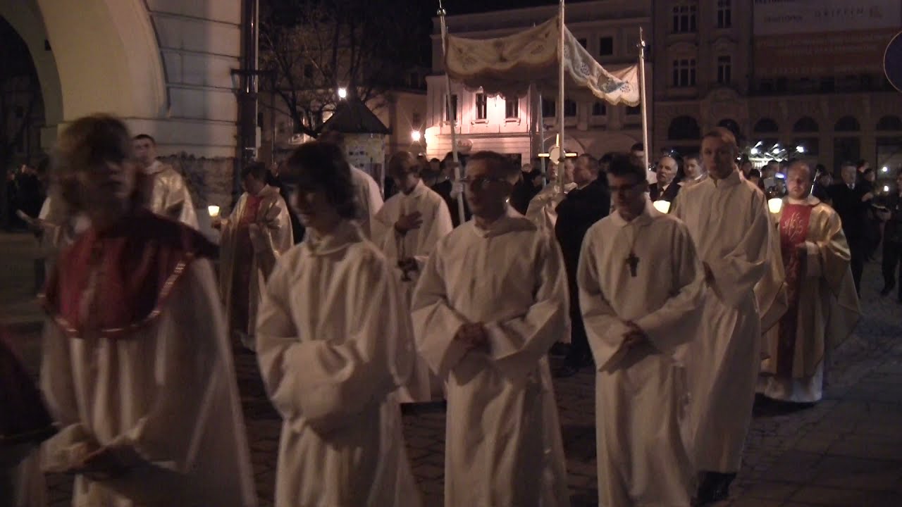 Procesja rezurekcyjna. Kościół św. Marii Magdaleny w Cieszynie. Wielka Sobota, 3 kwietnia 2010.