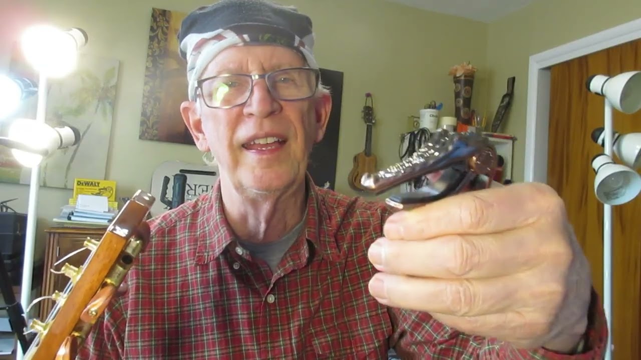 Используйте каподастр как украшение для вашей укулеле!