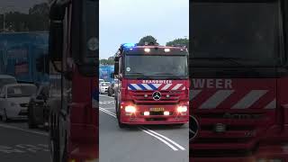 Schuimblusvoertuig 17-1061 met spoed naar zeer grote brand in Krimpen aan den IJssel